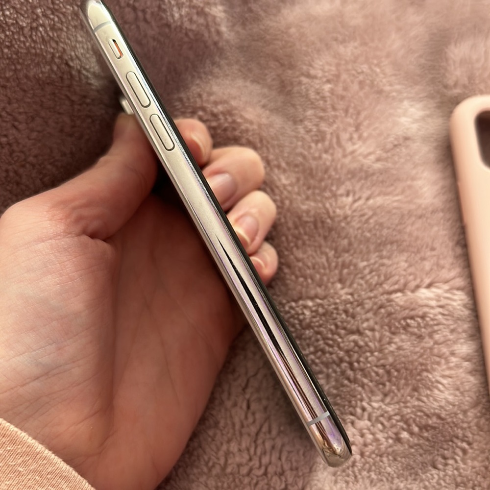 IPhone XS 64GB unlocked with cases - Picture 10 of 16